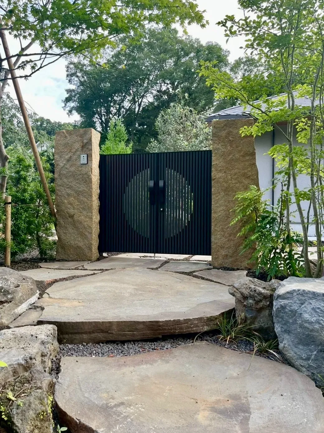 石門柱と格子門が印象的な、重厚感と風格を備えた和のエントランス