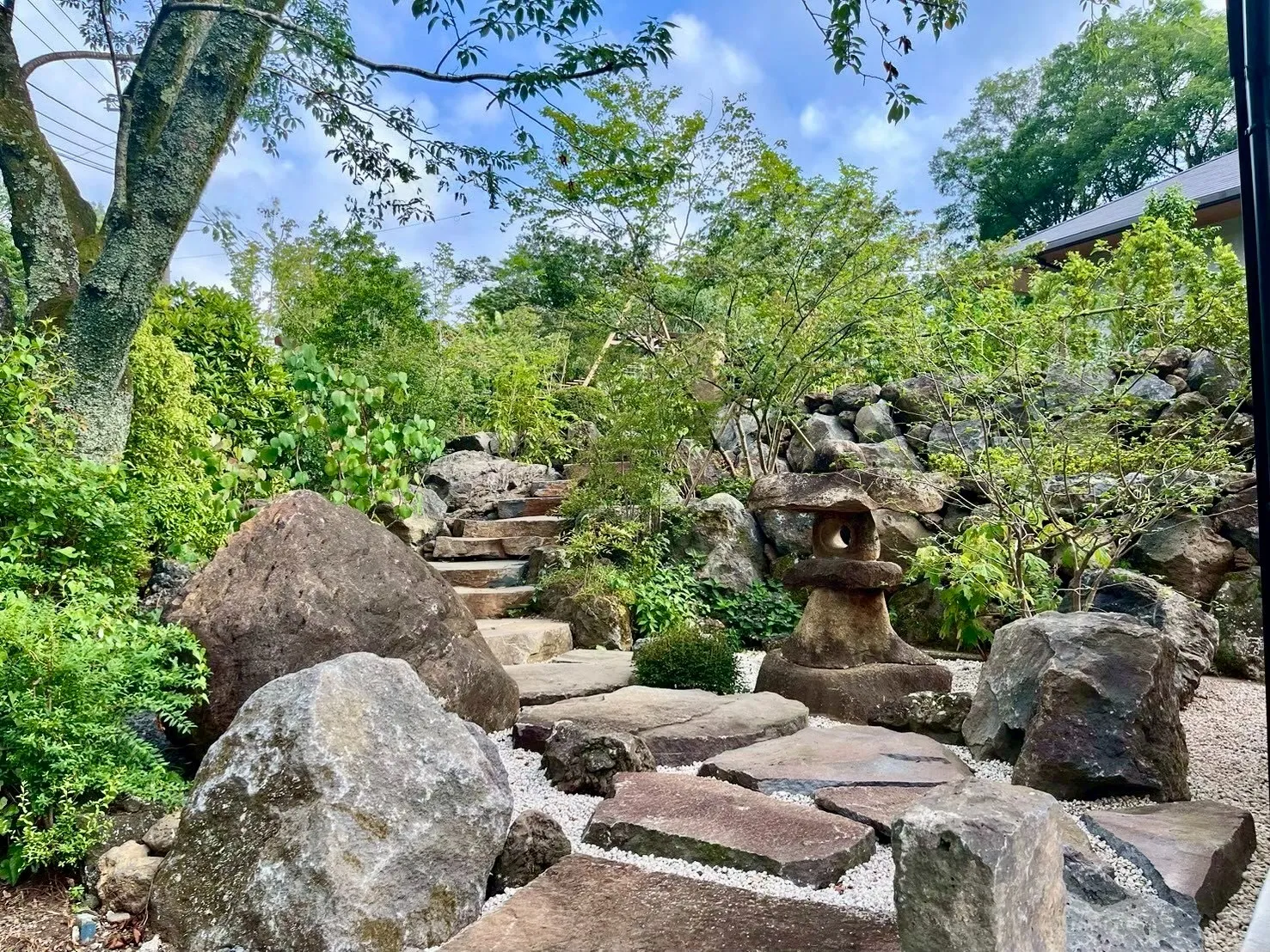 伊東市　自然と調和し、時を刻む庭