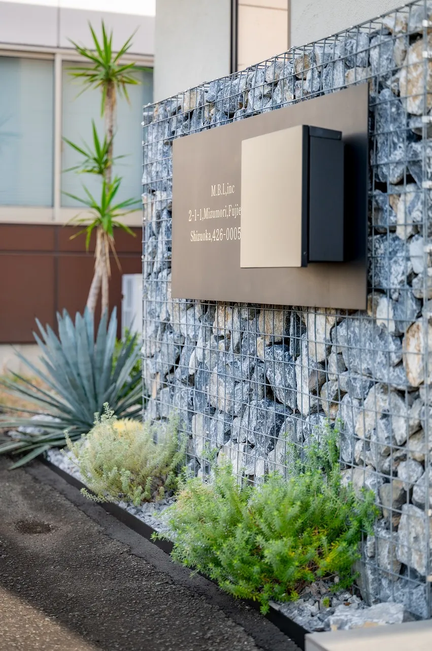 乾いた石と相性の良い植栽を添え、 時間とともに育つ余白を大切にしました。