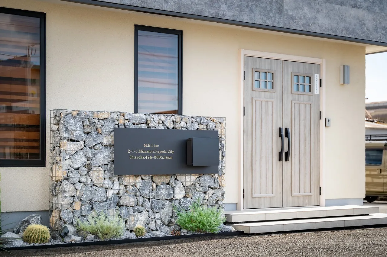 迎え入れるための余白と、 暮らしを守るための境界を、静かにデザインしました。