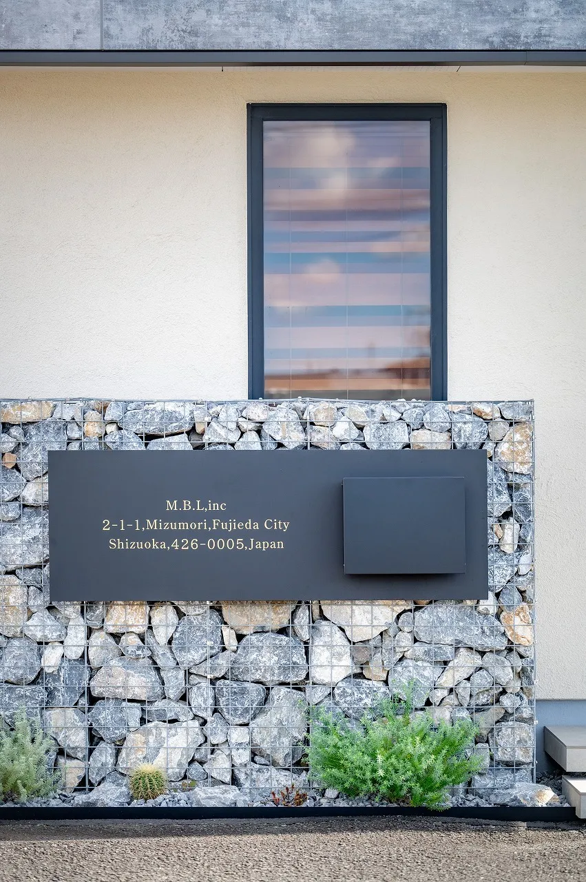 主張しすぎないフラットな表情が、 全体の品と落ち着きを引き立てます。