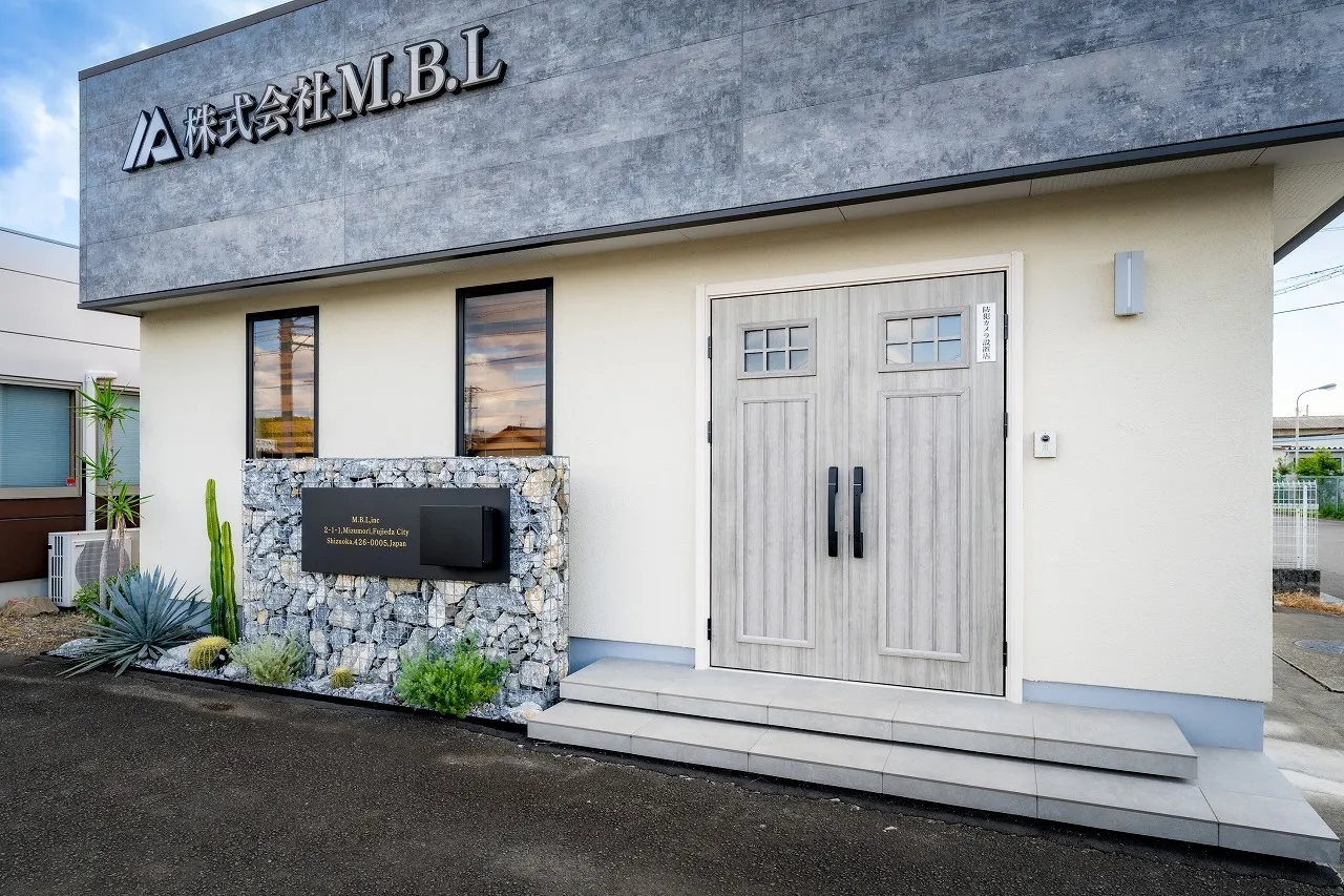 道路からの視線に対しても、 やさしく気持ちを整える外構計画。