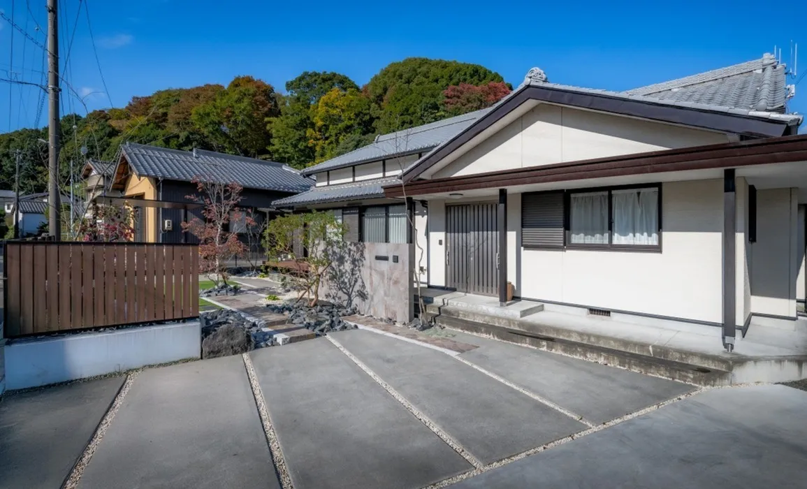 建物の美しさをそのまま引き立てる、落ち着いた外構デザイン