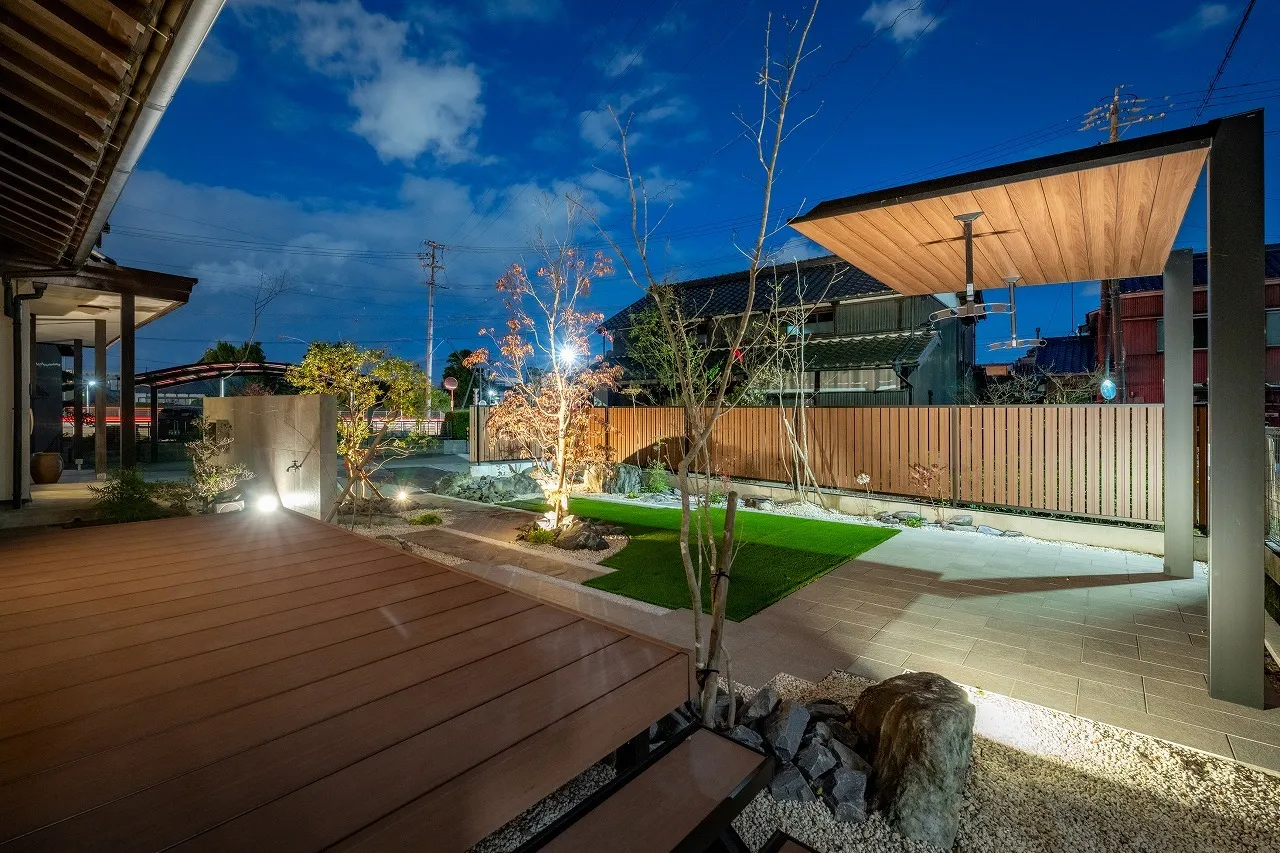 夜も安心してくつろげる、庭とテラスのある暮らし