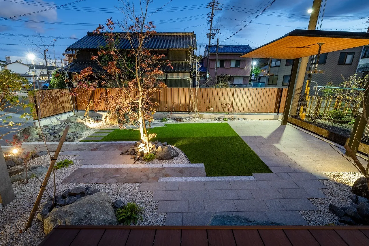 自然石・砂利・人工芝・タイルを使い分け、 硬さ・柔らかさ・明暗・質感の対比で空間にリズムを生んでいます。