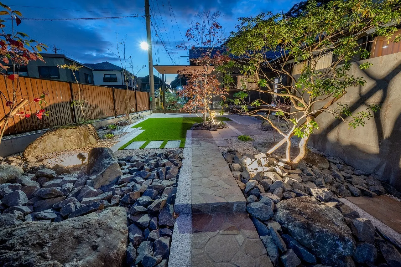 夜でも安心して歩ける、灯りに導かれる庭の動線