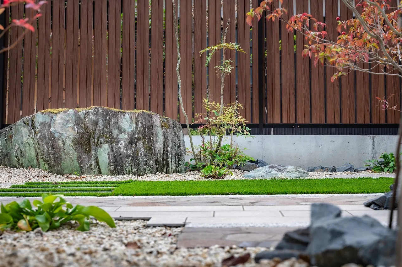 石と緑の静かな景色が、毎日の暮らしに心地よい余白をもたらします。