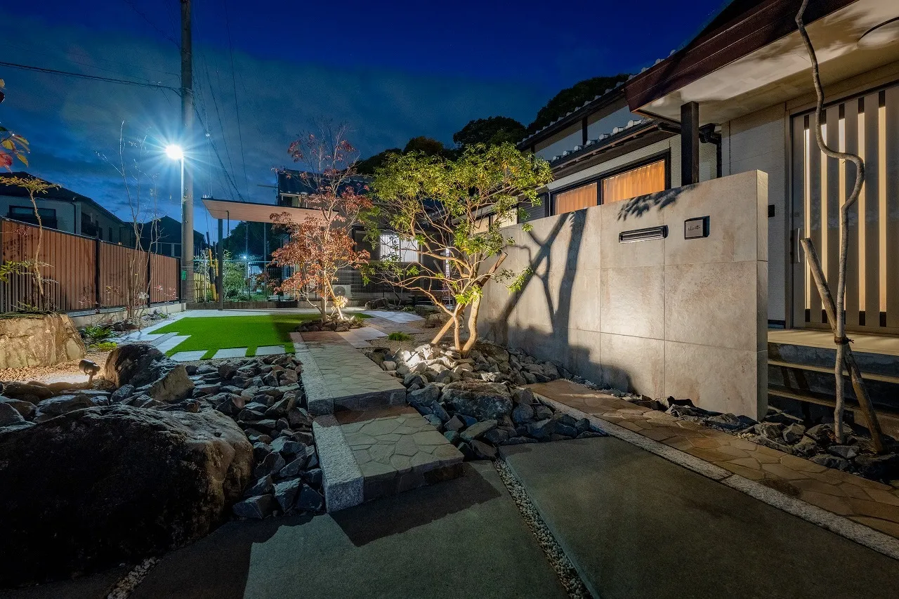 灯りと緑が、夜の帰宅をやさしく迎えてくれます。