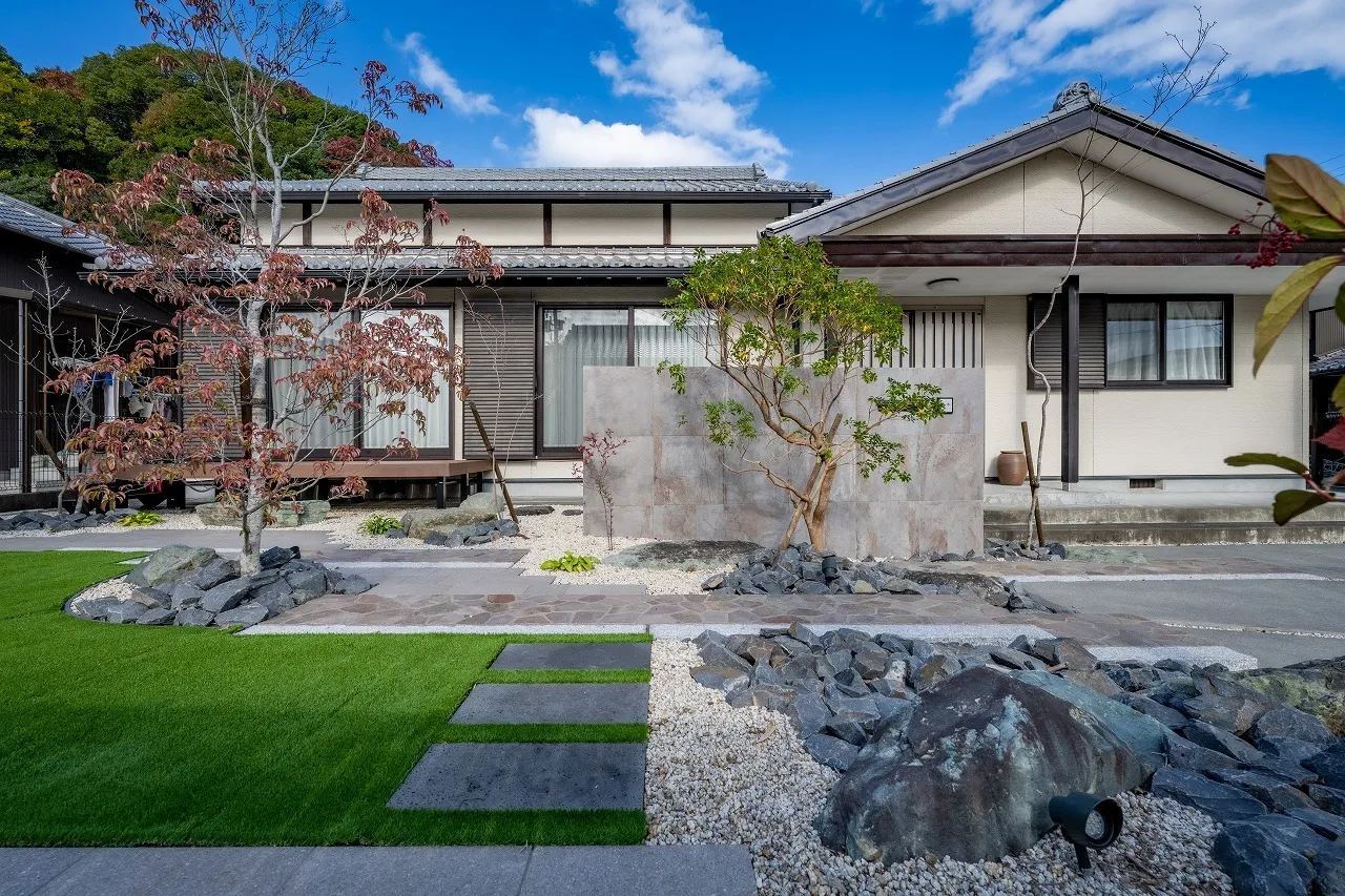 藤枝市　和モダンの構えで、建築を引き立てる庭