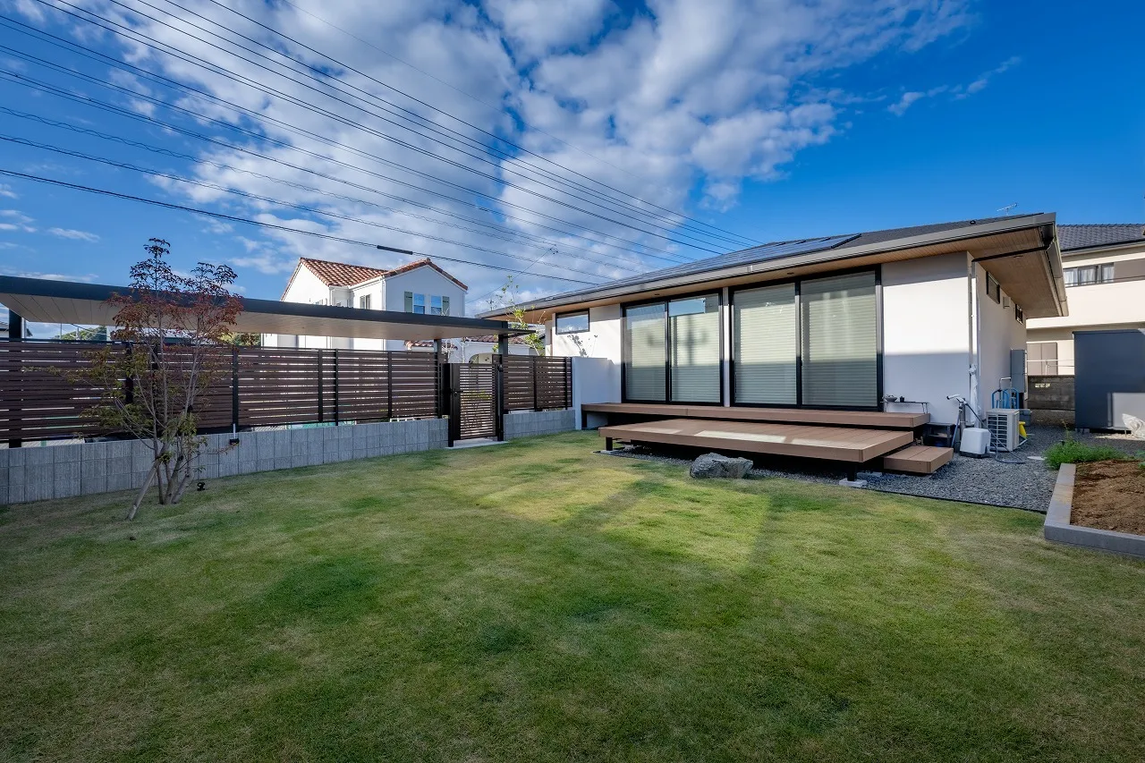 広々デッキと芝生が、家族の時間を自然につなぎます