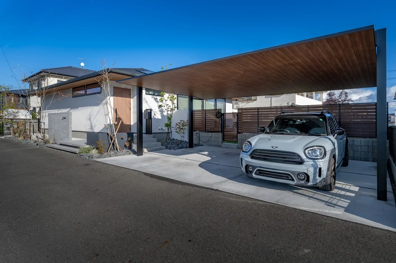 建築と揃えた軒天が、車庫空間まで美しく包みます。