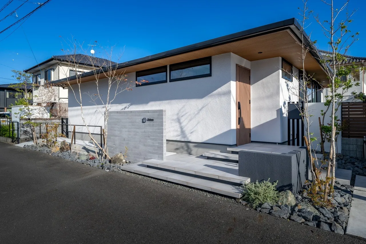 軒天と浮遊階段が美しい、統一感ある玄関まわり