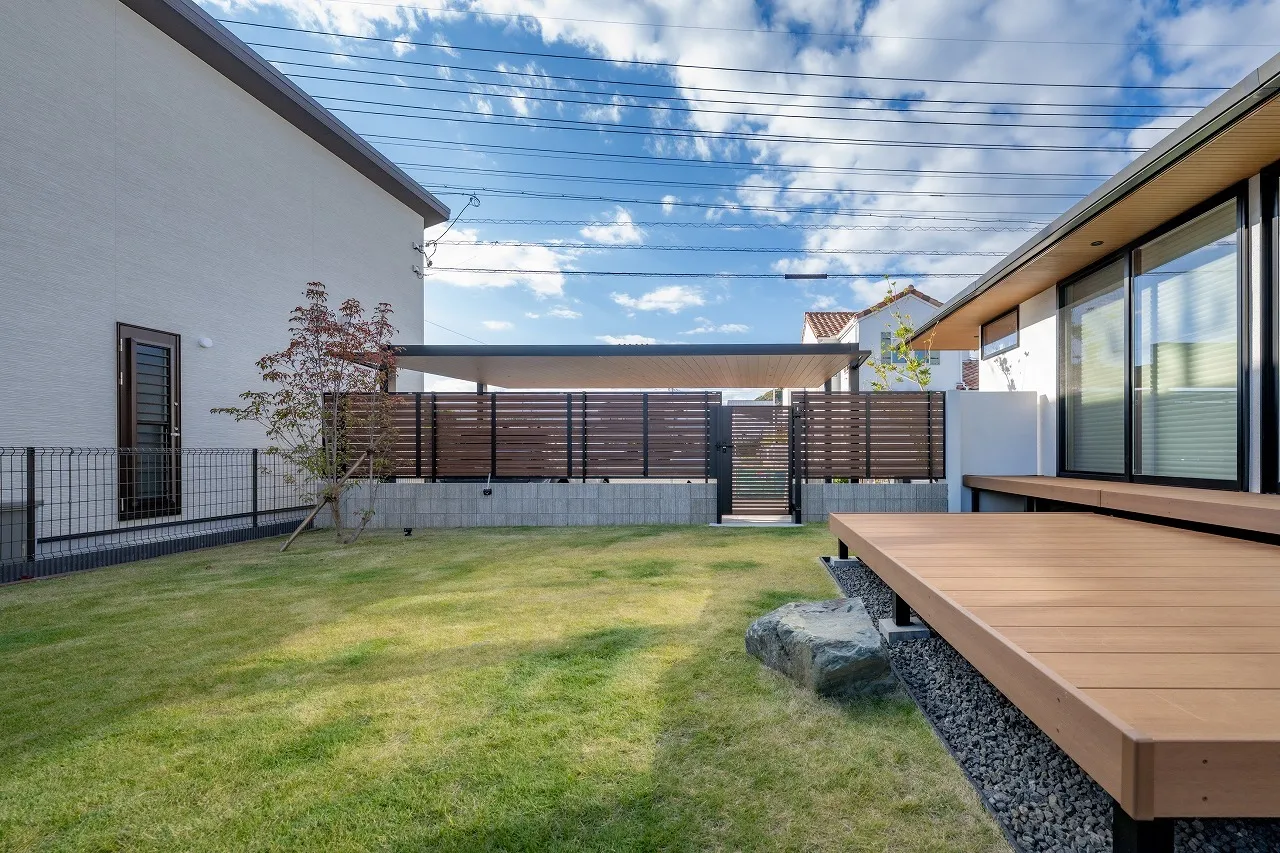 もともとあった景石を沓脱石として活かし、住まいの記憶を庭に継承しています