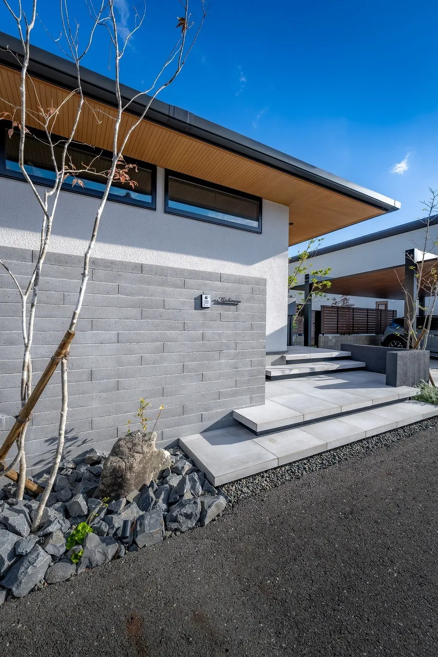 水平ラインを強調した設えが、住まい全体を美しく引き締めます。