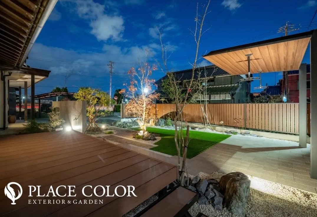 ウッドデッキとタイルの動線が心地よくつながり、夜景に映える庭...