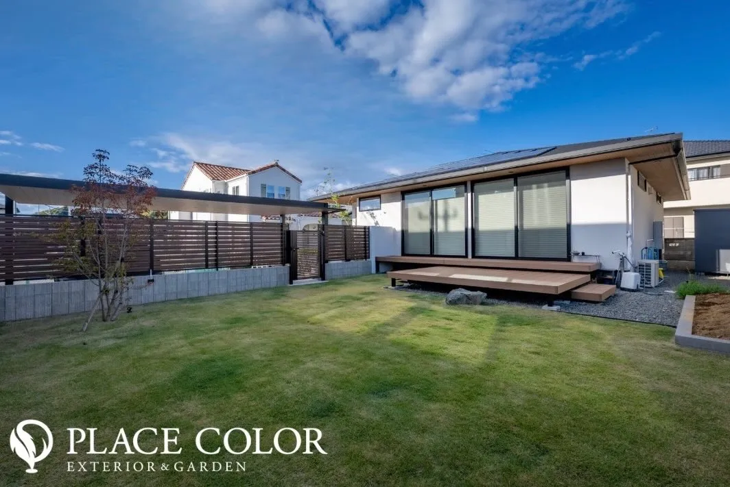 温かみのある木目調フェンスと広々とした芝生が、癒しと開放感を...