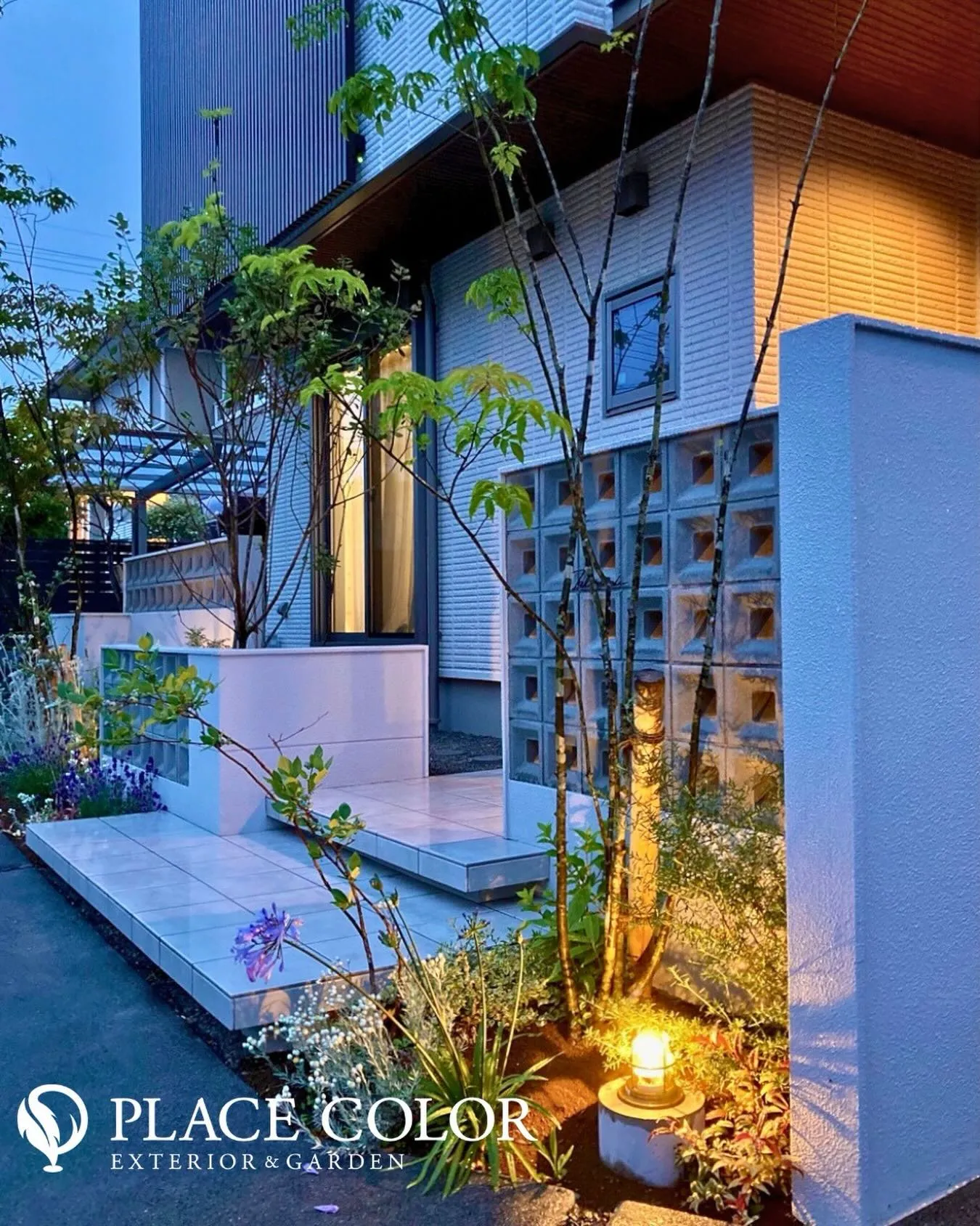 白を基調にしたステップと壁が洗練された印象を演出🌿繊細な植栽...