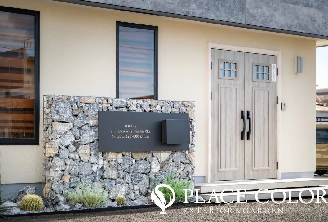 ガビオン門柱のあるドライスタイル外構🪨 