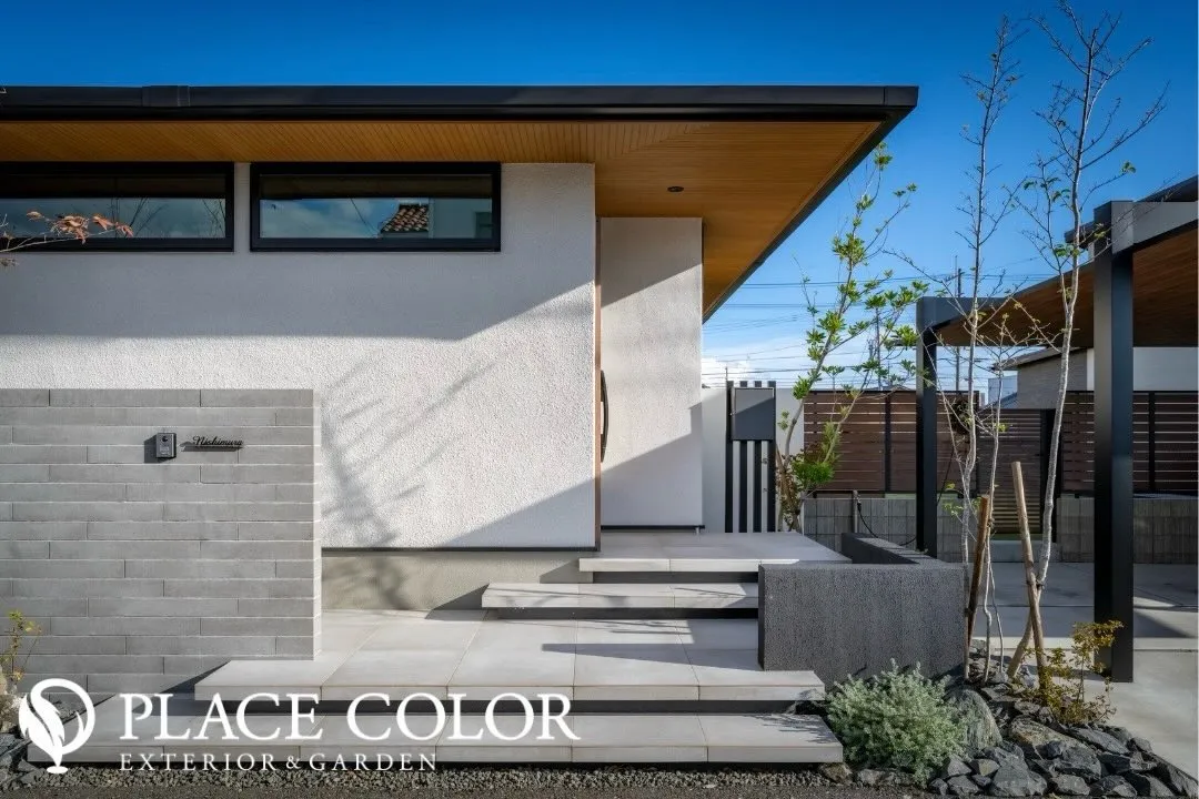 白壁とグレータイルが織りなす上品な配色に、水平ラインを活かし...