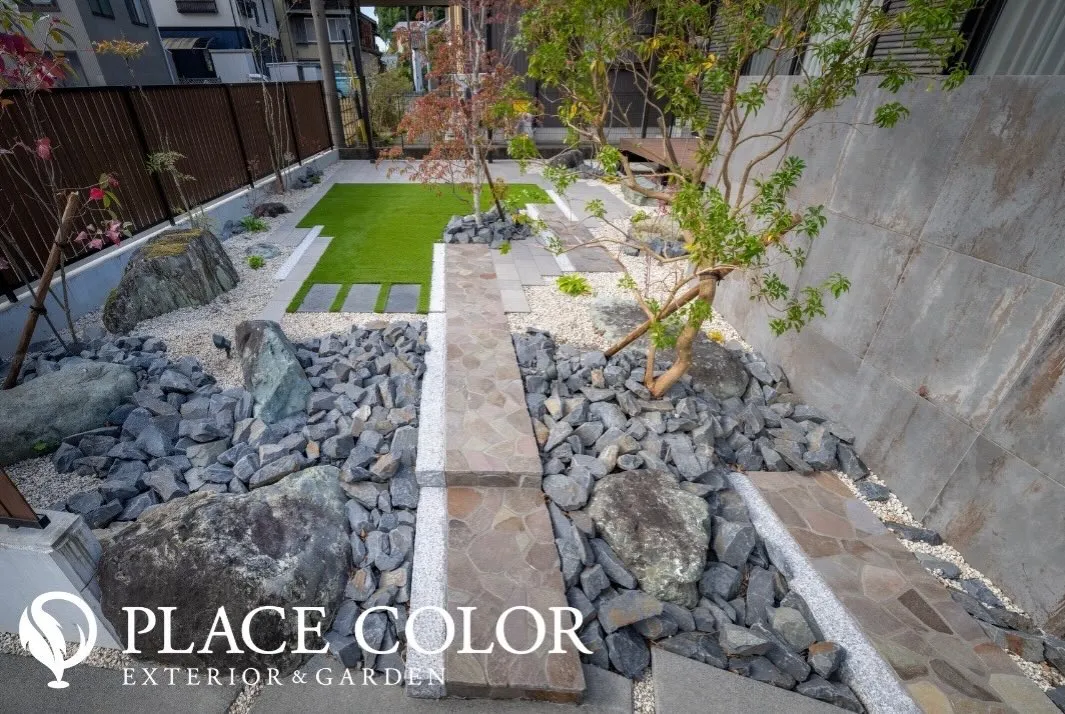 自然石の階段と割栗石が織りなす立体的な動線が魅力の和モダン空...