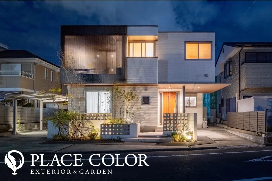 直線的な建物に合わせ、門まわりは落ち着いた色合いで統一。