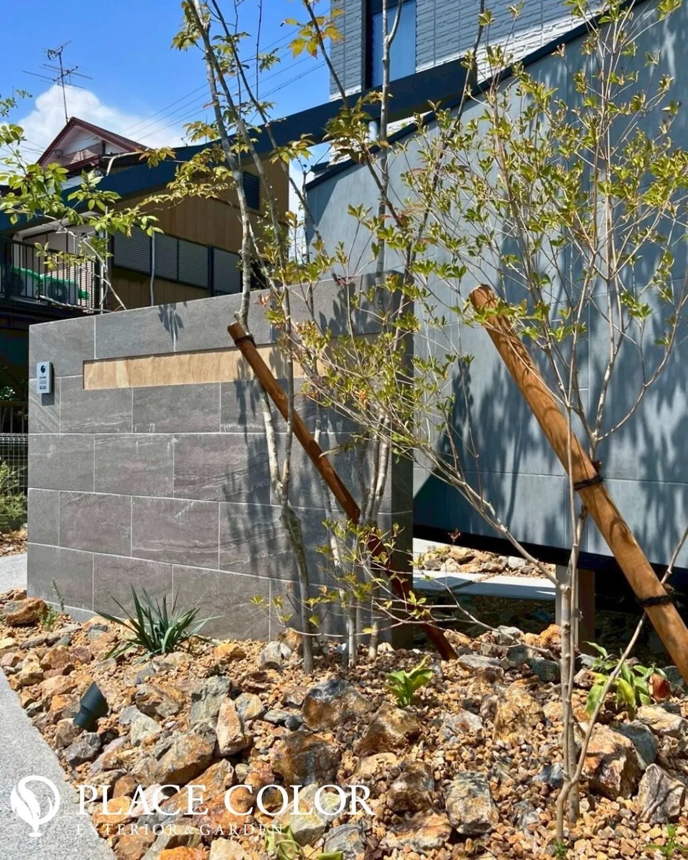 直線的で美しいラインを描く外構に、雑木の緑がやさしく溶け込み...