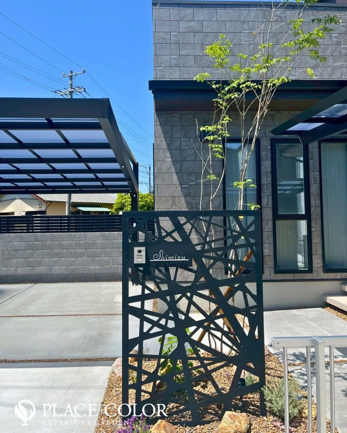 幾何学模様の透かしデザインが目を惹く門柱📐