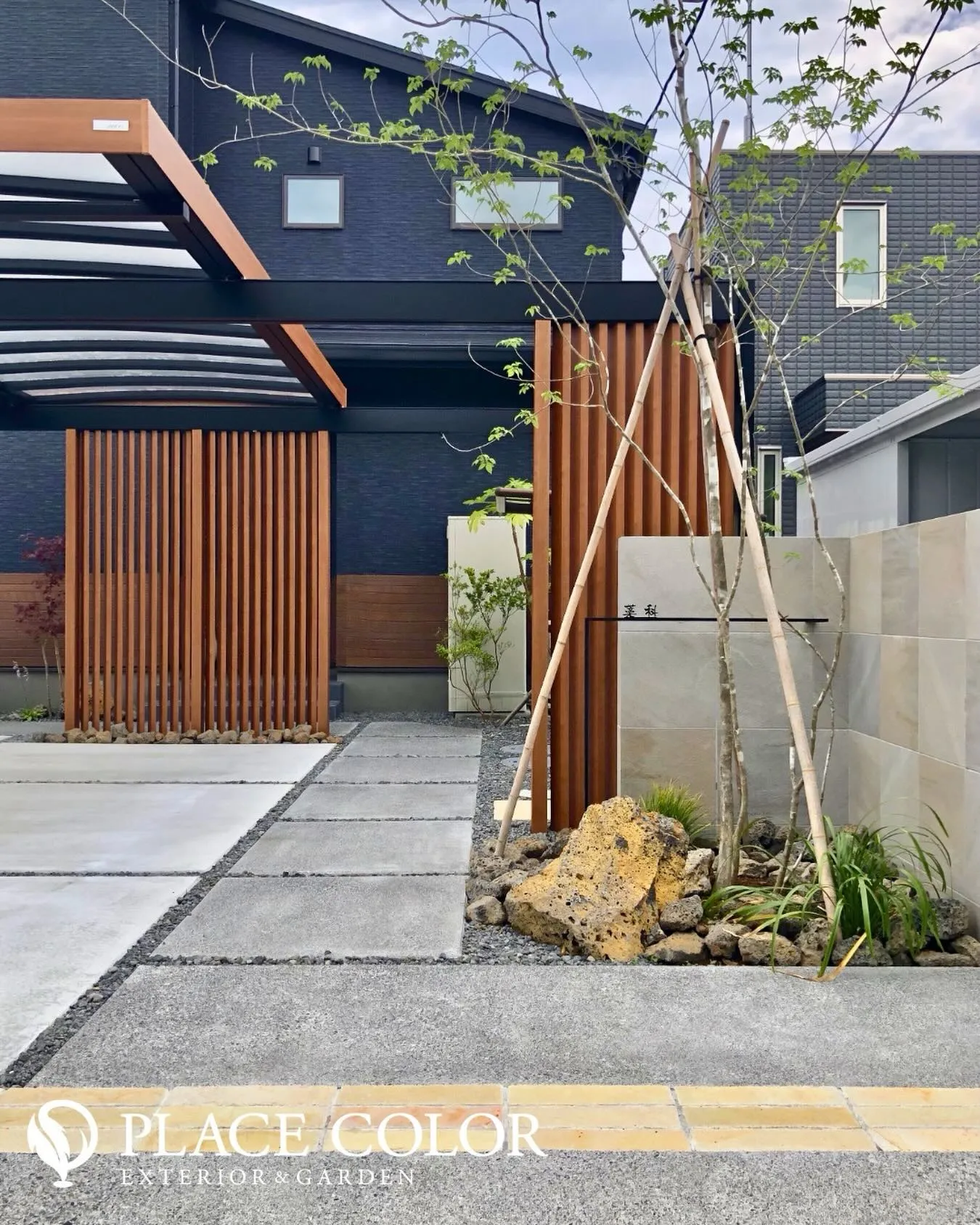 格子が映えるモダン外構✨