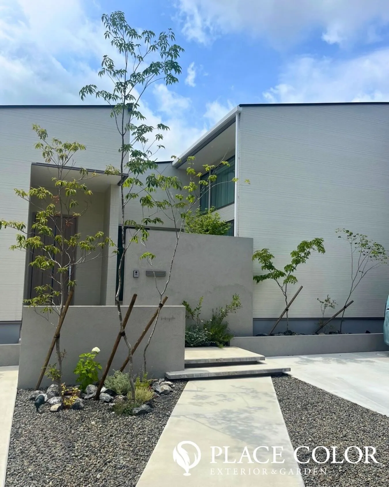 白を基調とした建物に調和する、シンプルで洗練されたアプローチ...