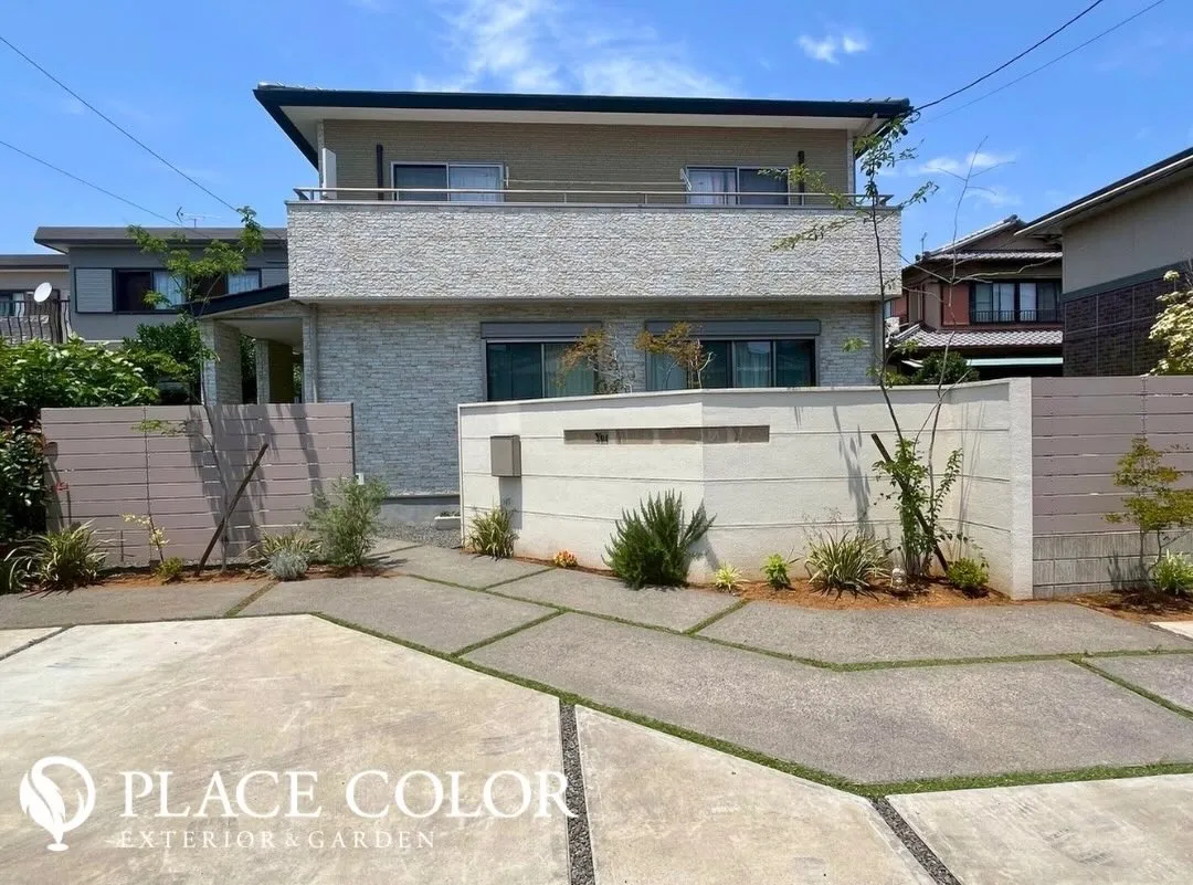 白を基調とした外壁と門塀が統一感を生み、水平ラインがすっきり...