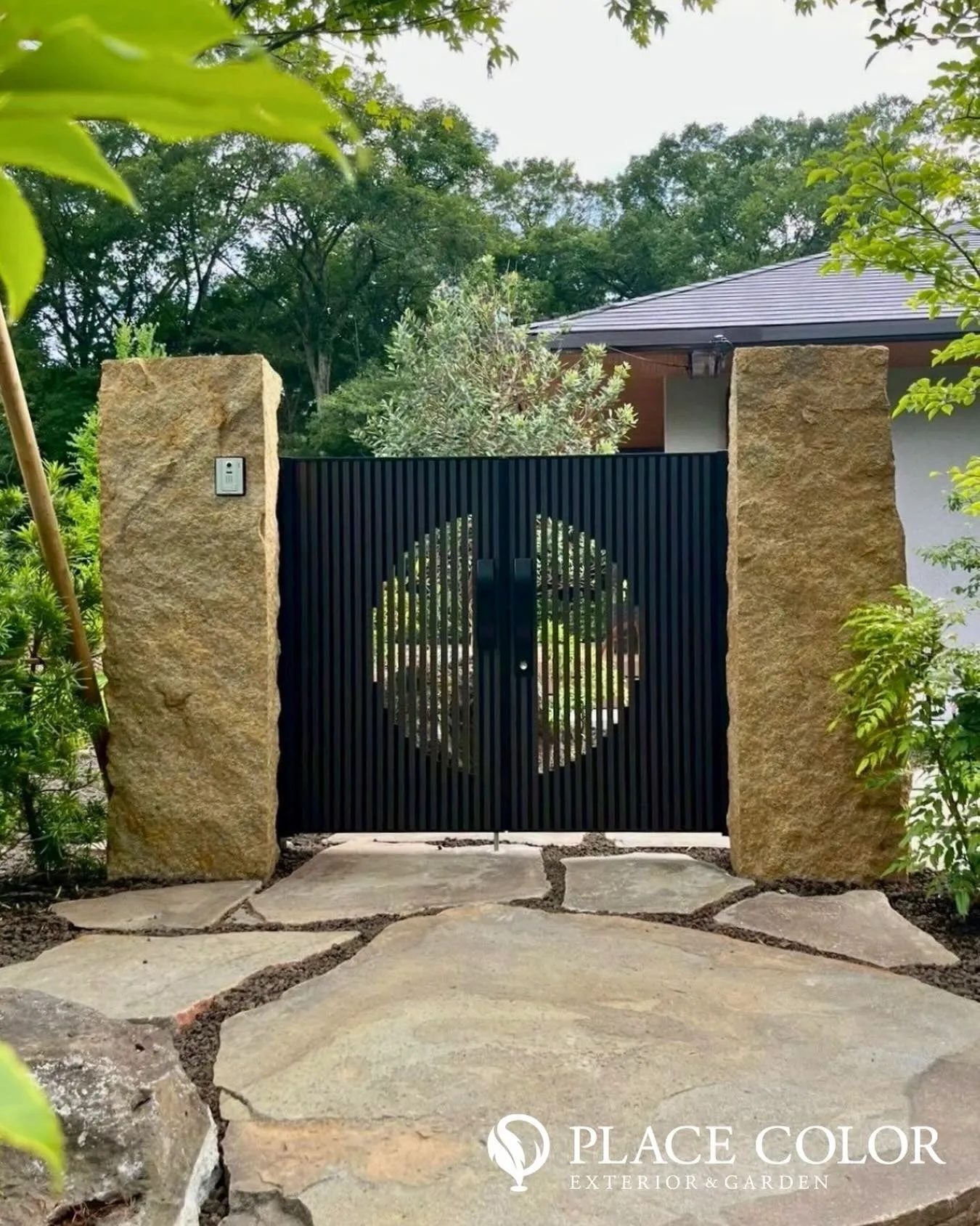 重厚な石柱と縦格子の門扉が美しく調和したエントランス🌿中央の...