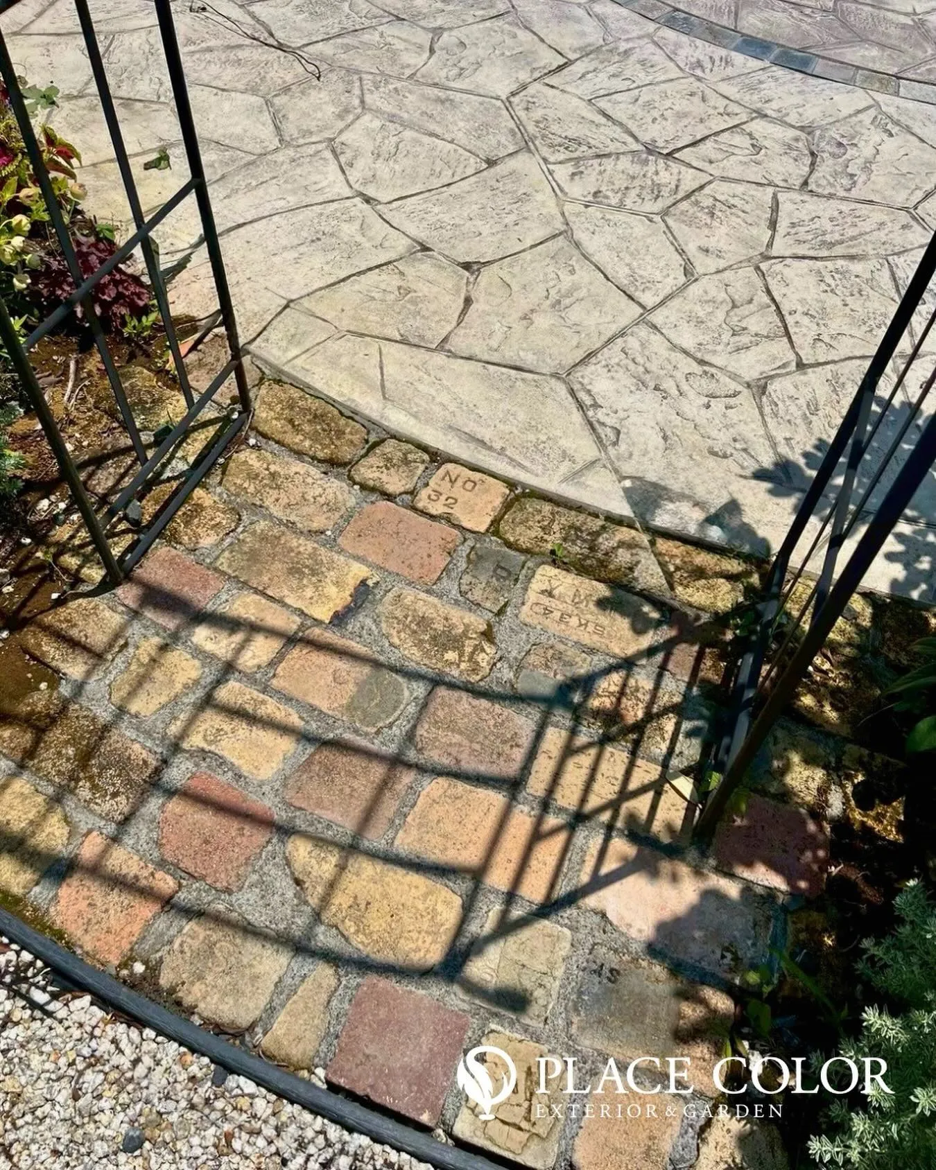 レンガと石張りを組み合わせた床が、空間に表情豊かな変化を演出...